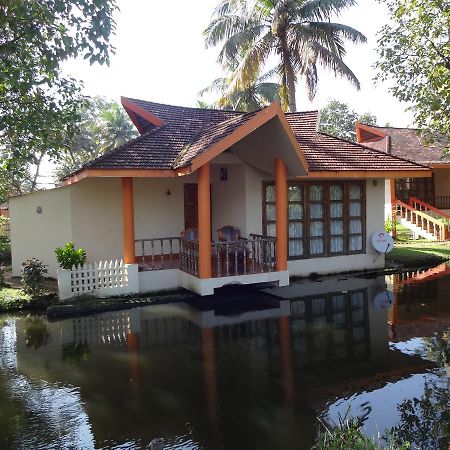 Club Mahindra كوماراكوم المظهر الخارجي الصورة