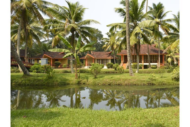 Club Mahindra كوماراكوم المظهر الخارجي الصورة
